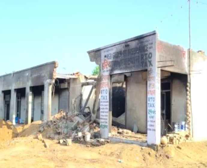 शॉर्ट सर्किट से दुकान में लगी भीषण आग :  जिंदा जलने से युवक की दर्दनाक मौत, दो झुलसे, दो दुकान जलकर राख हो गई