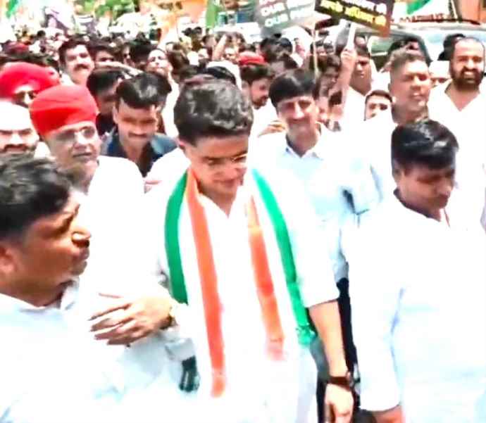 वीडियो लाइव : राजस्थानी में कांग्रेस का बड़ा प्रदर्शन : वोटर लिस्ट में गड़बड़ी के विरोध में कांग्रेस का पैदल मार्च, गहलोत - डोटासरा और पायलट ने साधा निशाना