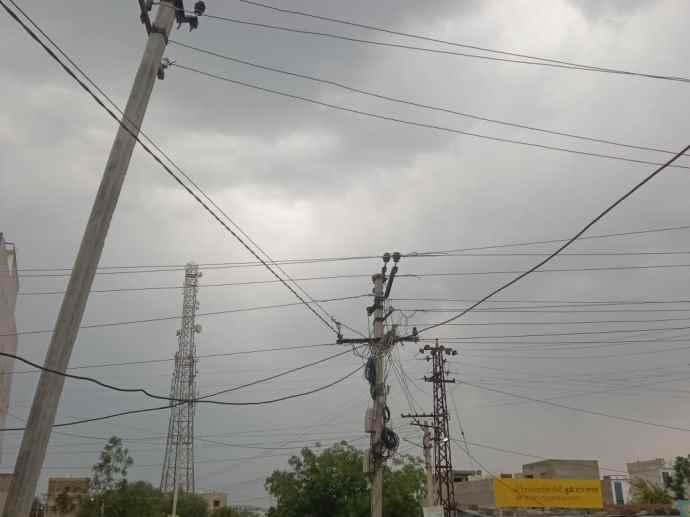 नीमकाथाना में रात को तेज अंधड़ : बारिश होने से गर्मी से राहत , तेज हवाओं से गिरे कई पेड़, बिजली की लाइन टूटने से आपूर्ति बाधित