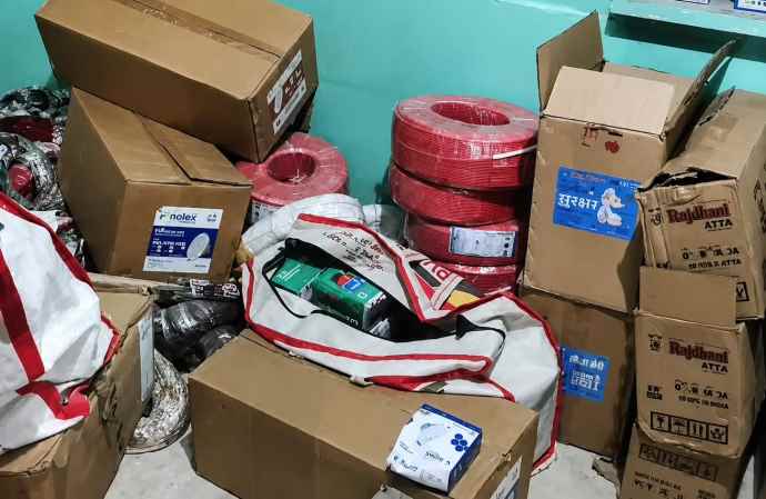 सीकर में इलेक्ट्रॉनिक्स दुकान के टूटे ताले : लाखों के कीमती सामान गायब, CCTV फुटेज में दिखे 3 संदिग्ध, पुलिस तलाश मे जुटी