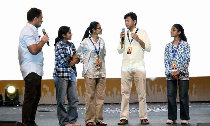 छात्रों के बीच मंच पर राहुल गांधी : राहुल गांधी ने छात्रों से किया संवाद, कहा -  हिंदुस्तान का एजुकेशन सिस्टम बच्चों को प्रेशराइज  करता है