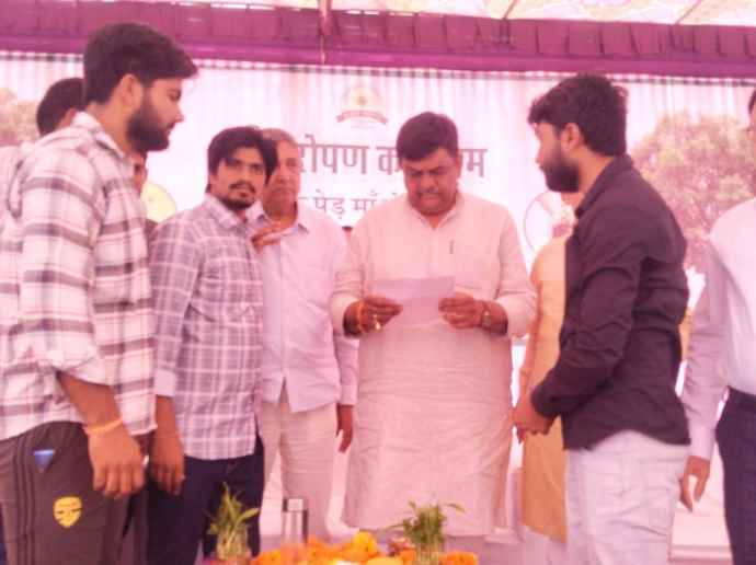 वीडियो न्यूज़ : मंत्री ने युवाओ की मांग पर अधिकारियों को बुलाया मंच पर: नीमकाथाना में नर्सरी दौड़ ग्राउंड को बचाने और नया आर्मी ग्राउंड बनवाने की मांग का युवाओं का मंत्री को ज्ञापन