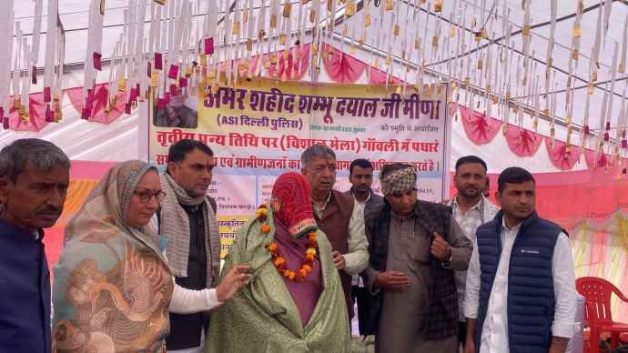 वीडियो न्यूज़ : शहीद शंभू दयाल मीणा की तृतीय पुण्यतिथि पर आयोजन : बाजोर सहित जनप्रतिनिधियों ने श्रद्धांजलि अर्पित की, शहीद हमारे लिए प्राणों की आहुति देते है - सामोता