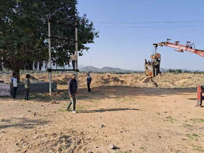 वीडियो न्यूज़ : रंग लाया ग्रामीणों का संघर्ष, शिफ्ट हुआ ट्रान्सफर : करणसिंह के नेतृत्व में  ग्रामीणों ने तत्कालीन नीमकाथाना जिला कलक्टर को दिया था ज्ञापन