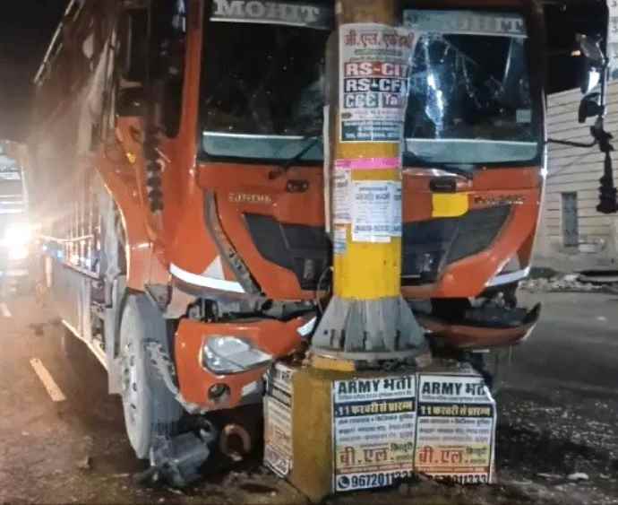 झुंझुनूं में अनियंत्रित ट्रक की पोल में टक्कर : ट्रक चालक केबिन में फंसा, पुलिस ने निकाला, घायल चालक को बीडीके अस्पताल मेंकरवाया भर्ती