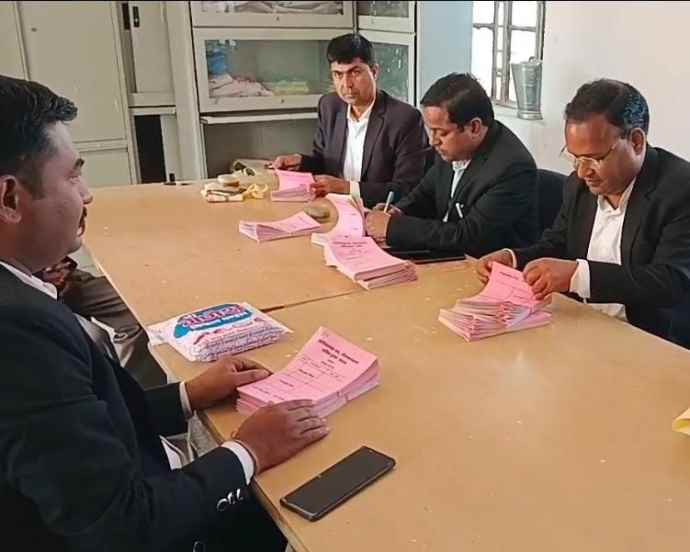 वीडियो न्यूज़ : नीमकाथाना बार संघ चुनाव 12 दिसंबर को : 273 अधिवक्ता करेंगे मताधिकार का प्रयोग, अध्यक्ष पद के लिए सीधा मुकाबला