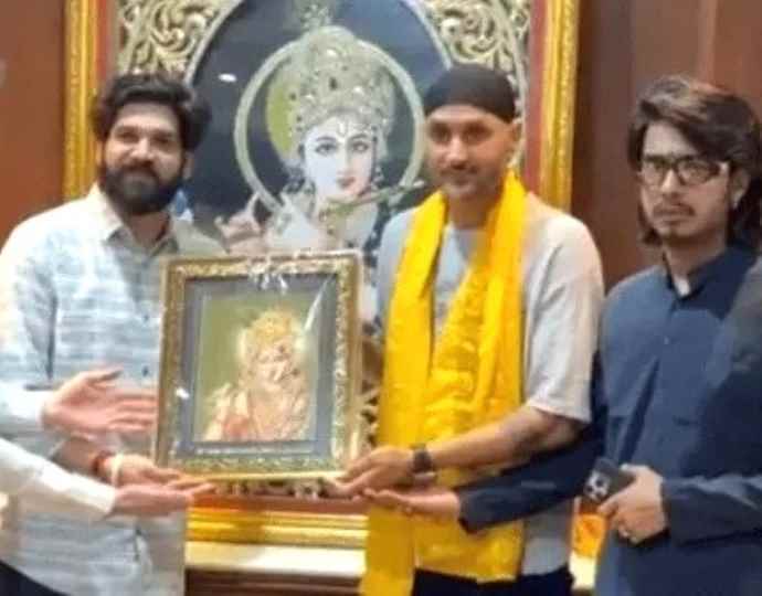 खाटूश्यामजी पहुंचे पूर्व क्रिकेटर हरभजन सिंह : बाबा श्याम के दर्शन कर मांगी दुआएं , टीम इंडिया की निरंतर जीत की कामना की