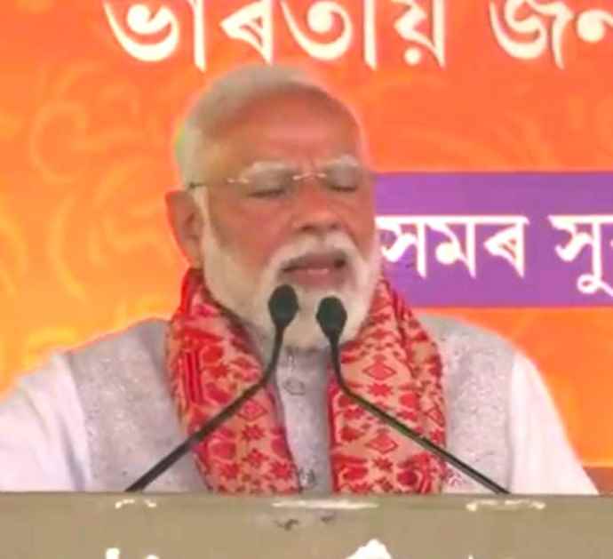 वायुसेना के एयरक्राफ्ट से असम के हाईवे पर उतरे मोदी : असम में कांग्रेस पर साधा निशाना, कहा - कांग्रेस सरकार के समय असम पाई-पाई के लिए तरसा जाता था