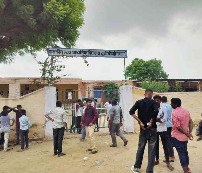 स्कुल में पेट्रोल से भरा जार और चाकू लेकर घुसा युवक : क्लासरूम में बच्चों को पढ़ा रही टीचर पर पेट्रोल डालने की कोशिश, बचाव करने आए हेड मास्टर-टीचर को मारे चाकू, शिक्षा मंत्री ने कही ये बात ..!