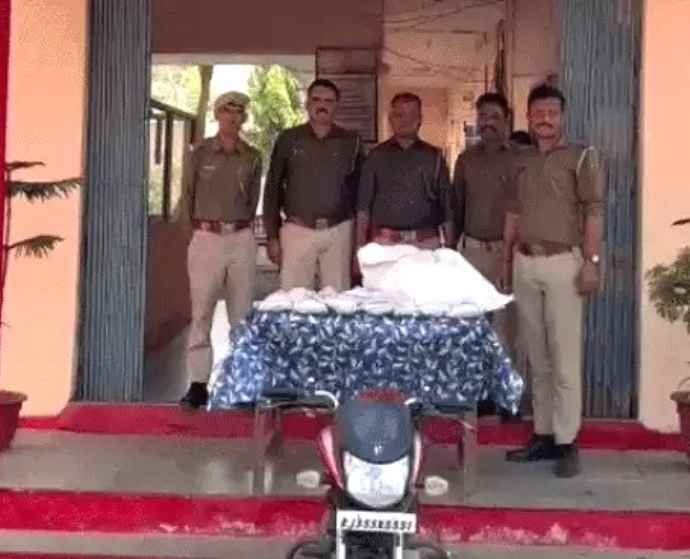 प्रतापगढ़ पुलिस ड्रग्स के खिलाफ बड़ी कार्रवाई : 6 करोड़ रुपए की ड्रग्स के साथ एक आरोपी गिरफ्तार , 2.7 किलो ब्राउन शुगर और 1.7 किलो केमिकल जब्त