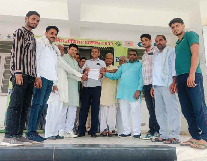 स्मार्ट मीटर लगाए जाने के विरोध में  प्रदर्शन : अखिल भारतीय किसान महासभा के कार्यकर्ताओं ने खंडेला एसडीएम को सौंपा ज्ञापन सौंपा, दी चेतावनी