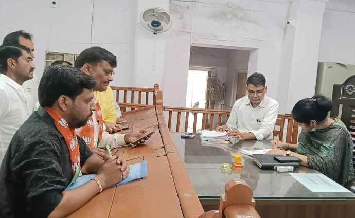 वीडियो न्यूज : निकाय चुनाव में नामांकन वापसी का आज अंतिम दिन : नीमकाथाना में निर्दलीय प्रत्याशी ने भाजपा का किया समर्थन; पूर्व नेता प्रतिपक्ष गोयल का कांग्रेस पर तंज