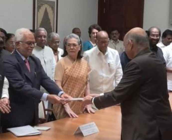 I.N.D.I.A उम्मीदवार बी सुदर्शन रेड्डी ने नामांकन किया :कांग्रेस अध्यक्ष और  सोनिया - राहुल समेत कई नेता रहे मौजद, 9 सितंबर को होगा उपराष्ट्रपति पद का चुनाव