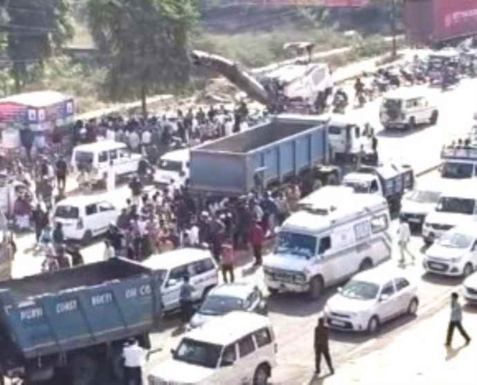 जयपुर में एक बार फिर डंपर का कहर : डंपर ने बाइक सवार युवकों को कुचला, एक को घसीटते ले गया, मौके पर ही मौत, पीछे बैठा साथी उछलकर दूर गिरा