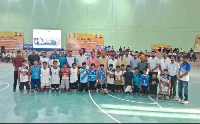 प्रतियोगिता में 21 टीमें ले रही भाग  : पंच गौरव योजना के तहत दो दिवसीय जिला स्तरीय बास्केटबॉल प्रतियोगिता का शुभारंभ, खिलाडी प्रतिभा का कर रहे प्रदर्शन