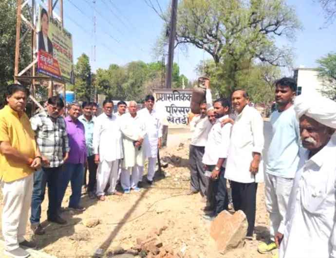 कांग्रेस कार्यकर्ताओं का खेतड़ी में प्रदर्शन : एलपीजी गैस सिलेंडर और कमर्शियल सिलेंडरों की किल्लत के विरोध में उपखंड कार्यालय के सामने विरोध प्रदर्शन