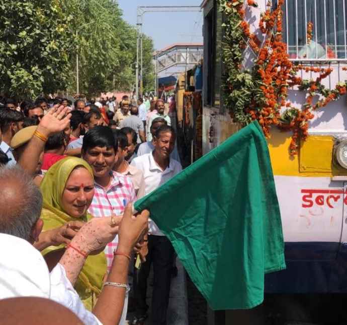वीडियो न्यूज़ : नीमकाथाना पहुंचने पर रुणिचा एक्सप्रेस का हुआ भव्य स्वागत : ट्रेन लोको पायलट व गार्ड का माला व साफा पहनाकर किया स्वागत,  हमसफ़र ट्रेन के ठहराव की मांग , यात्रियो को होगा फायदा