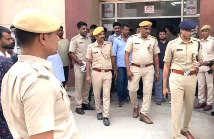 कांग्रेस नेता के घर ताबड़तोड़ फायरिंग : बदमाशों ने 12 से ज्यादा गोलियां बरसाईं, पुलिस से मुठभेड़ में एक आरोपी को लगी गोली, गैंग से जुड़े है बदमाश