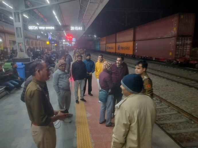 वीडियो न्यूज़ : नीमकाथाना रेलवे स्टेशन को बम से उड़ाने की धमकी : रेलवे स्टेशन पर मचा हडकंप, सुचना पर पुलिस, फायर ब्रिगेड और एंबुलेंस की टीम पहुंची मौके पर