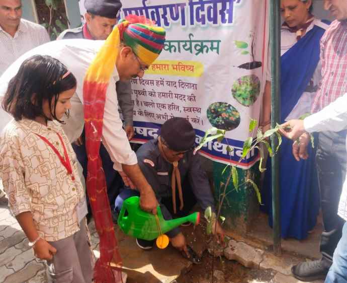 वीडियो न्यूज़ : विश्व पर्यावरण दिवस पर कार्यक्रम आयोजित : नीमकाथाना में वृक्षारोपण, SDM ने पर्यावरण संरक्षण की दिलाई शपथ, समर कैंप का भी निरीक्षण