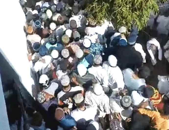 जुमे की नमाज के दौरान गिरी मस्जिद की दीवार : दो दर्जन लोग मलबे में दबे, एक दर्जन लोगों की हालत गंभीर, दीवार अचानक भरभरा कर गिरी