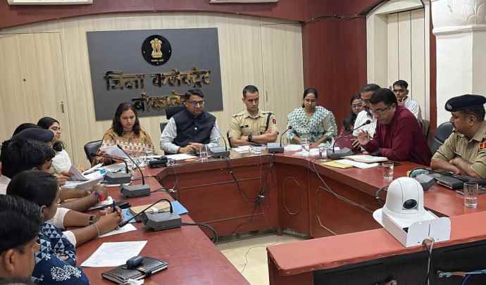 जिला निर्वाचन अधिकारी ने ली रिटर्निंग अधिकारियों की बैठक : व्यवस्थाओं संबंधी लिया फीडबैक, प्रत्येक मतदान केन्द्र पर पर्याप्त जाब्ता तैनात किया जाएगा
