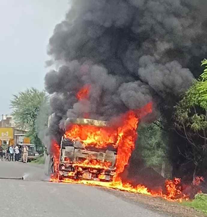 वीडियो न्यूज़ : पाटन में चलते ट्रेलर में लगी आग : चालक ने कूदकर बचाई जान , फायर ब्रिगेड पहुंची देर से, आग से ट्रेलर जलकर हुआ खाक