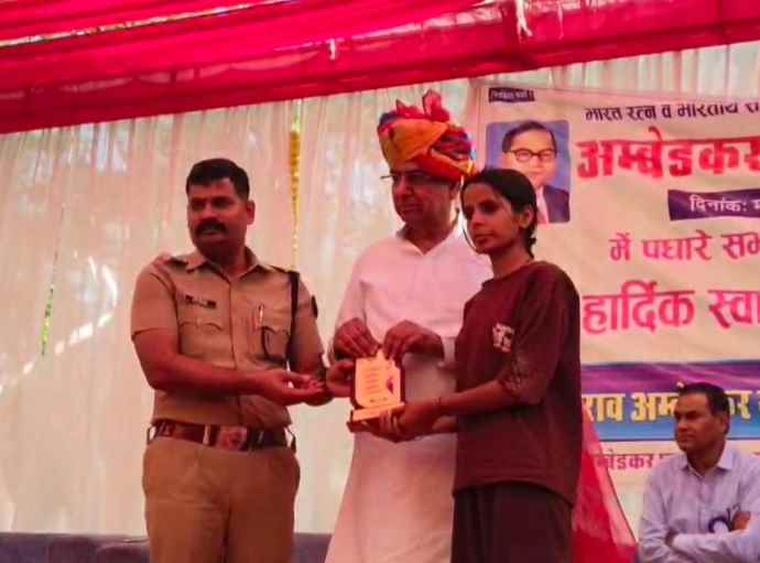 वीडियो न्यूज़ : डॉ. बाबासाहेब अंबेडकर की जयंती मनाई : नीमकाथाना में सैनिक कल्याण सलाहकार समिति अध्यक्ष बाजौर युवाओं से बोले - शिक्षा ही सबसे बड़ा हथियार