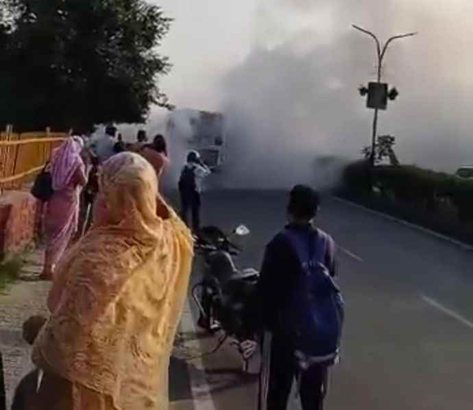 जयपुर में लो फ्लोर बस में लगी आग : लो-फ्लोर बस ट्रांसपोर्ट नगर से द्वारिकापुरी जा रही थी, यात्रियों का आरोप - बताने पर भी चालक ने बस नही रोकी
