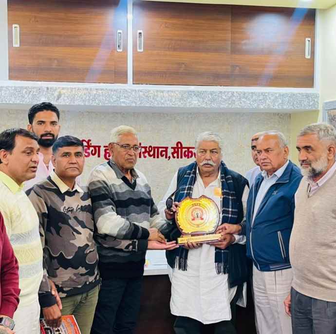 पुनिया ने जाट बोर्डिंग हाउस को 1 लाख इक्कीस हजार देने की घोषणा की : जाट समाज के कोहिनूर विजय पूनिया का जाट बोल्डिंग हाउस  संस्थान सीकर ने मोमेंटो देकर  किया स्वागत