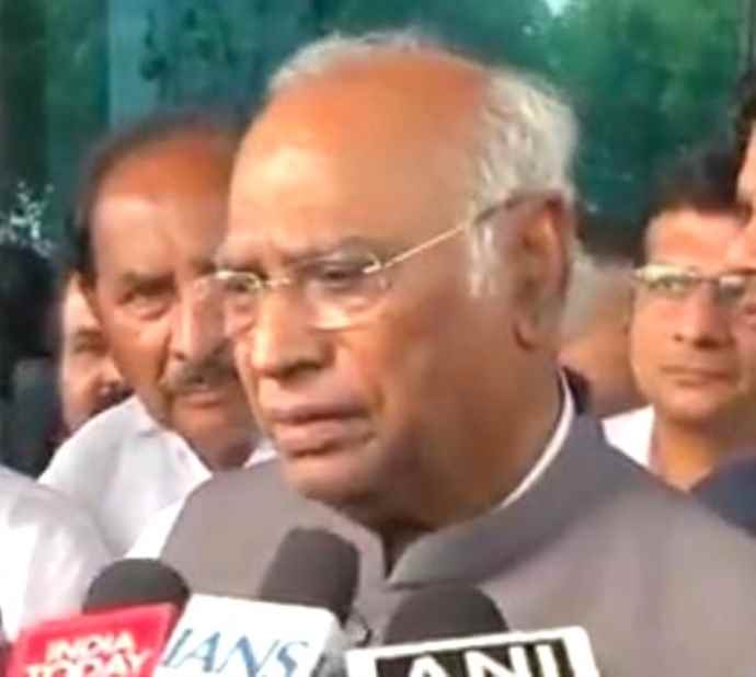 कांग्रेस अध्यक्ष बोले - ईरान हमारा पुराना दोस्त : खडगे का पीएम मोदी पर तंज, कहा- हमारे प्रधानमंत्री विश्व गुरु बनने का नारा लगाते हैं, इजराइल - ईरान जंग रोके