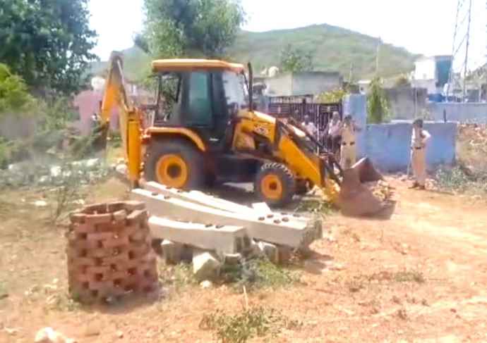 वीडियो न्यूज़ : रेलवे की जमीन पर हुए अतिक्रमण पर चला बुल्डोजर : कार्रवाई से लोगों में मचा हड़कंप, सुरक्षा जाब्ता रहा मौजूद, अधिकारी बोले - सरकारी जमीन पर अतिक्रमण बर्दाश्त नहीं