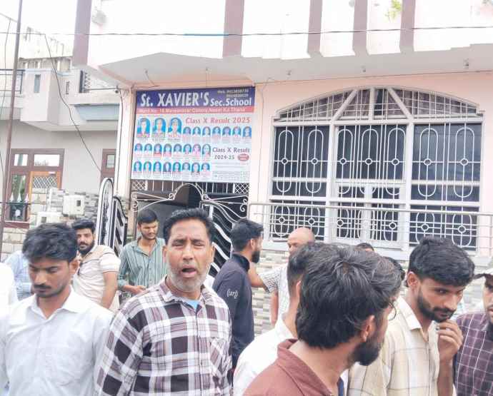 वीडियो लाइव : नीमकाथाना की स्कूल में धर्मांतरण : तिलक लगाने पर पिटाई का आरोप , बच्ची बोली - प्रधानाध्यापिका ने कहा बुलाओ अपने हनुमानजी को, स्कूल ने नकारे आरोप