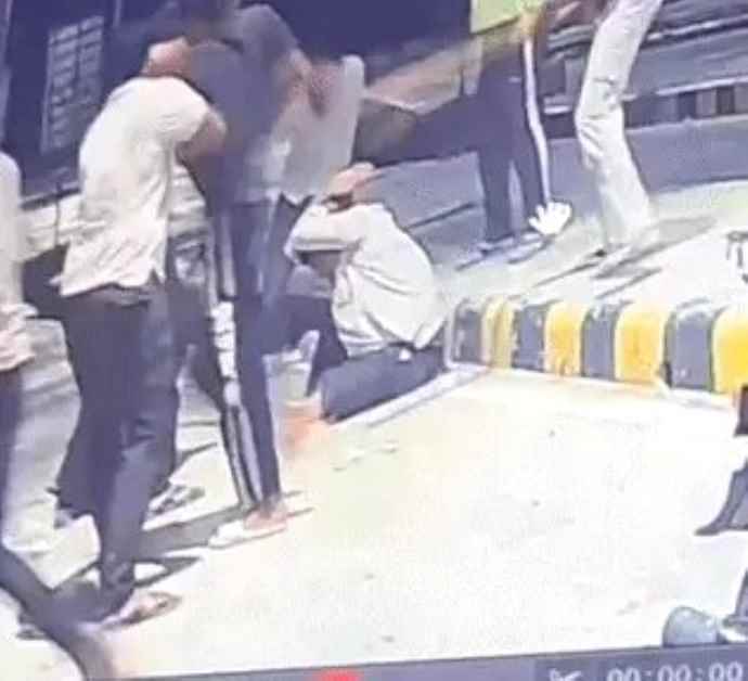बदमाशो ने लाठी-डंडों से युवक को पीटा : पहले बदमाशो ने पीड़ित की पिकअप को मारी टक्कर, पीड़ित के भाई ने थाने में करवाया मामला दर्ज