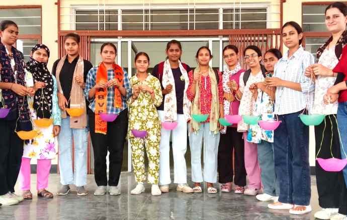 ABVP की राजकीय कन्या महाविद्यालय ईकाई ने बांधे परिंदे : भीषण गर्मी में बेजुबान पक्षियों के लिए अखिल भारतीय विद्यार्थी परिषद ईकाई ने बांधे 100 परिंदे