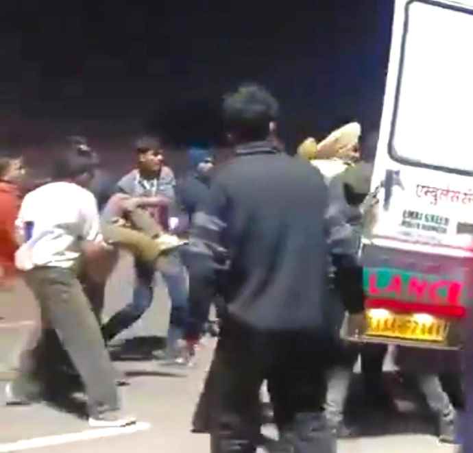 वीडियो न्यूज़ : जयपुर में तेज रफ्तार ऑडी का कहर : हादसे में एक की मौत, 15 घायल, 3 की हालत गंभीर, बैठे लोगों पर चढ़ाई गाड़ी