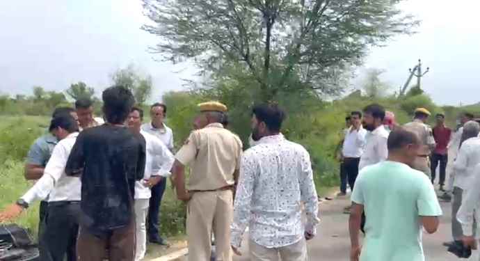 वीडियो न्यूज : नीमकाथाना में भीषण हादसा : बोलेरो और बाइक की टक्कर, एक युवती गंभीर हालत में जयपुर रेफर, बस पकड़ने के जा रहे थे