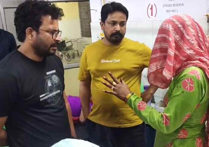 वीडियो न्यूज़ : नीमकाथाना के डूंगा की नांगल में महिला से मारपीट : नकाबपोश बदमाशों ने किया हमला, महिला ने खनन माफियाओं पर लगाए गंभीर आरोप, पुलिस जांच में जुटी