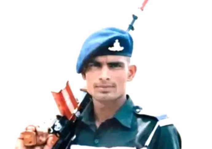 स्विमिंग प्रैक्टिस करते वक्त डूबने से जवान का निधन : पार्थिव देह को देखकर रोने लगा मासूम, सैन्य सम्मान के साथ अंतिम संस्कार,  8 किलोमीटर लंबी शहीद सम्मान यात्रा निकाली गई