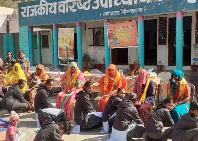 पाश्चात्य संस्कृति के कारण नैतिक संस्कारो में गिरावट : नीमकाथाना के संस्कृत विद्यालय में मातृ पितृ पूजन दिवस मनाया, माता - पिता ने बच्चों को दिया आशीर्वाद