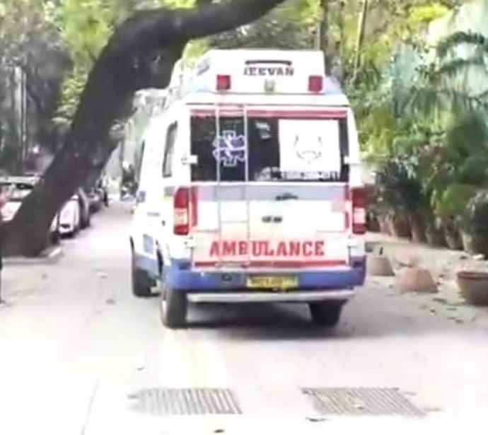 अभिनेता धर्मेंद्र को ब्रीच कैंडी अस्पताल से मिली छुट्टी : अब घर पर ही चलेगा इलाज, पहले से है सुधार, सांस की दिक्कत के कारण 2 दिन पहले भर्ती हुए थे