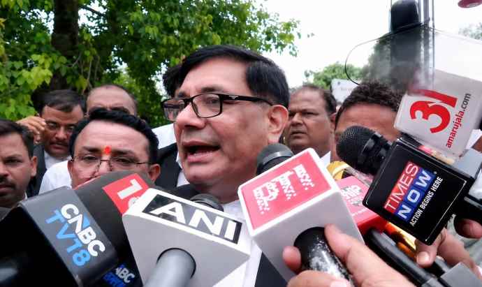 वीडियो लाइव : चंदा चोरी मामले में FIR के लिए वकीलों का प्रदर्शन : चंपत राय पर FIR के लिए वकीलों ने दी शिकायत, सरकार भी बुल्डोजर एक्शन की तैयारी में है