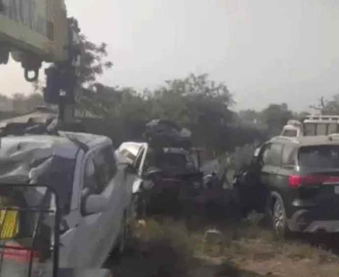 अलवर में दिल्ली-मुंबई सुपर एक्सप्रेस वे पर हादसा : अर्टिगा कार आगे चल रहे ट्रक से टकराई, हादसे में 6 लोग घायल, घायल अलवर जिला अस्पताल में भर्ती