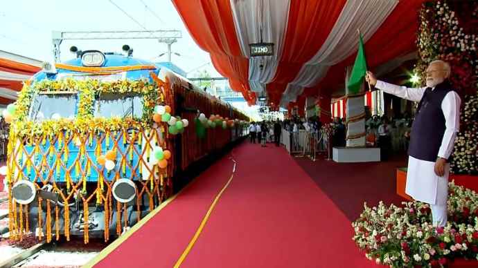 आज से भारत की पहली हाइड्रोजन ट्रेन शुरू : पीएम मोदी ने हरी झंडी दिखाकर किया रवाना, बोले - ट्रेन को भारत के इंजीनियरों ने डिजाइन किया