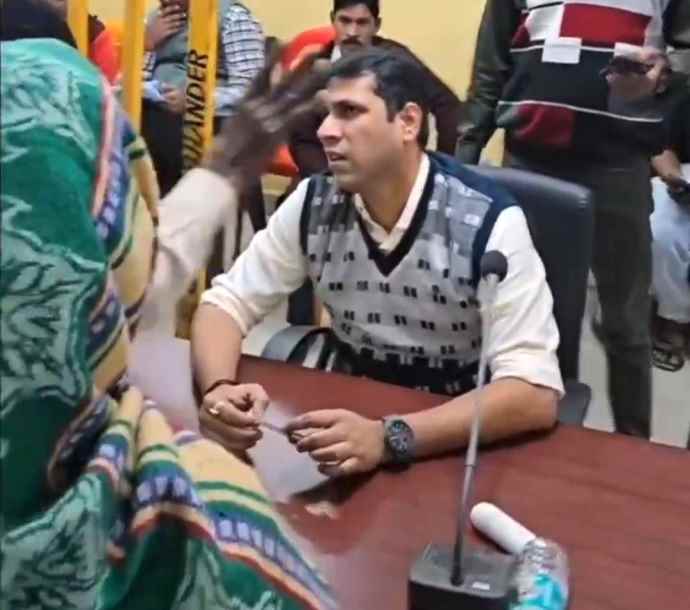 बुजुर्ग से कलेक्टर बोले- मैं ही साहब हूं : जनसुनवाई में बुजुर्ग ने कहा - आवेदन सिर्फ “साहब” को ही देंगे, यह सुनकर हंस पड़े मौजूद लोग