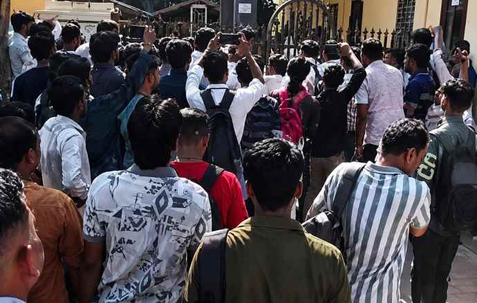 पैरामेडिकल परीक्षा मे नकल का खुलासा : भड़के छात्रों ने की तोड़फोड़, जयपुर के एक परीक्षा केंद्र पर परीक्षा रद्द, 4 आरोपी गिरफ्तार