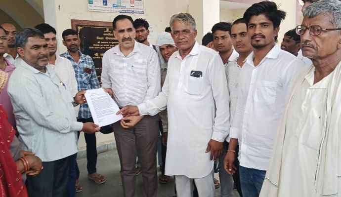 नीमकाथाना में अवैध खनन के खिलाफ ग्रामीणों का फूटा गुस्सा : अतिरिक्त जिला कलेक्टर कार्यालय पर प्रदर्शन कर सौंपा ज्ञापन, महिलाएं बोली- साहब कहां जाए