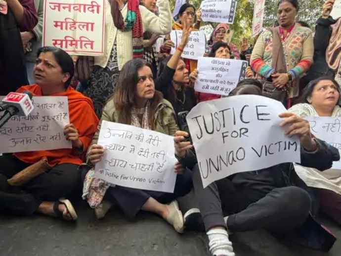 अन्याय के खिलाफ सड़क पर उतरी महिलाएं : उन्नाव रेप पीड़ित की मां हाथ जोड़कर बोली -  "बेटी ने दुख झेले, फैसले ने भरोसा तोड़ा", पुलिस बोली - 5 मिनट में एक्शन होगा