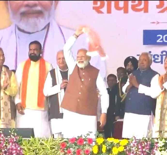 नीतीश कुमार बने 10वीं बार बिहार के मुख्यमंत्री : गांधी मैदान में 26 मंत्रियों ने भी शपथ ली, पीएम मोदी ने शपथ के बाद मंच से गमछा हिलाकर लोगों का किया अभिवादन