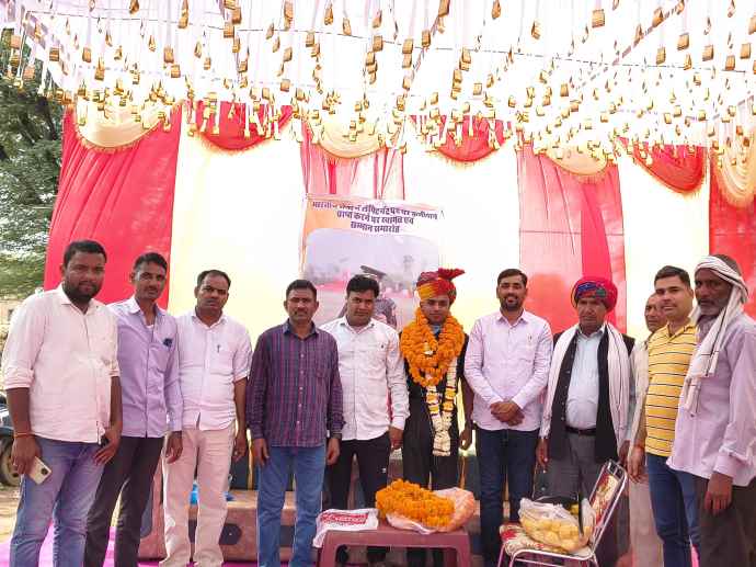 नीमकाथाना का मोहित बना भारतीय सेना में लेफ्टिनेंट : ग्रामीणों में खुशी की लहर, मीणों ने डीजे से रैली निकाल कर और माला - साफा से किया स्वागत व सम्मान